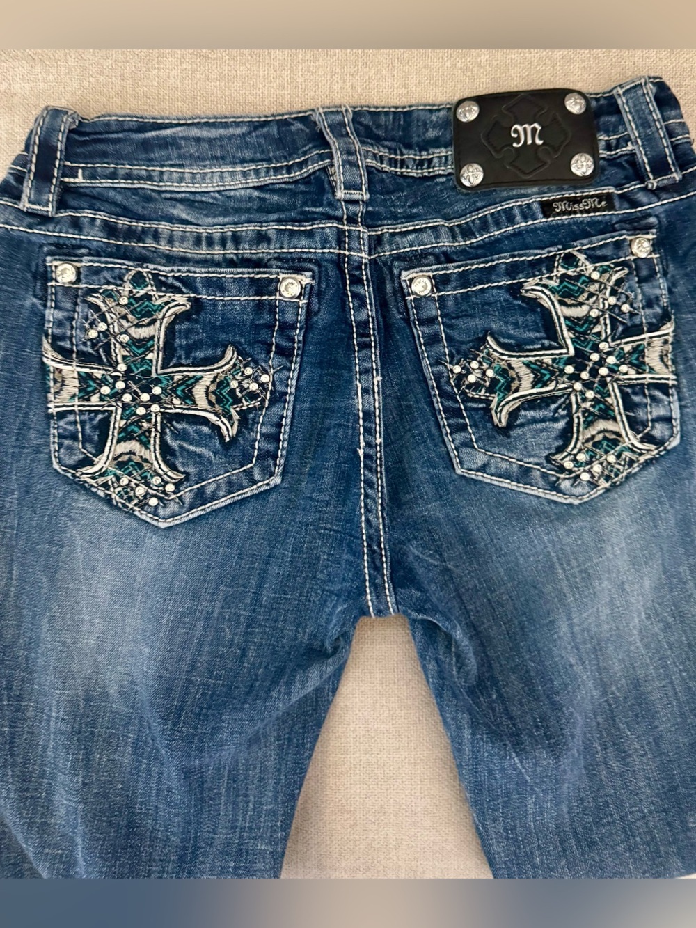 MISS ME Signature Cuffed Capri Embellished Embroidered Distressed Jeans (29)